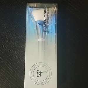 NWT IT Cosmetics Heavenly skin foundation Brush
